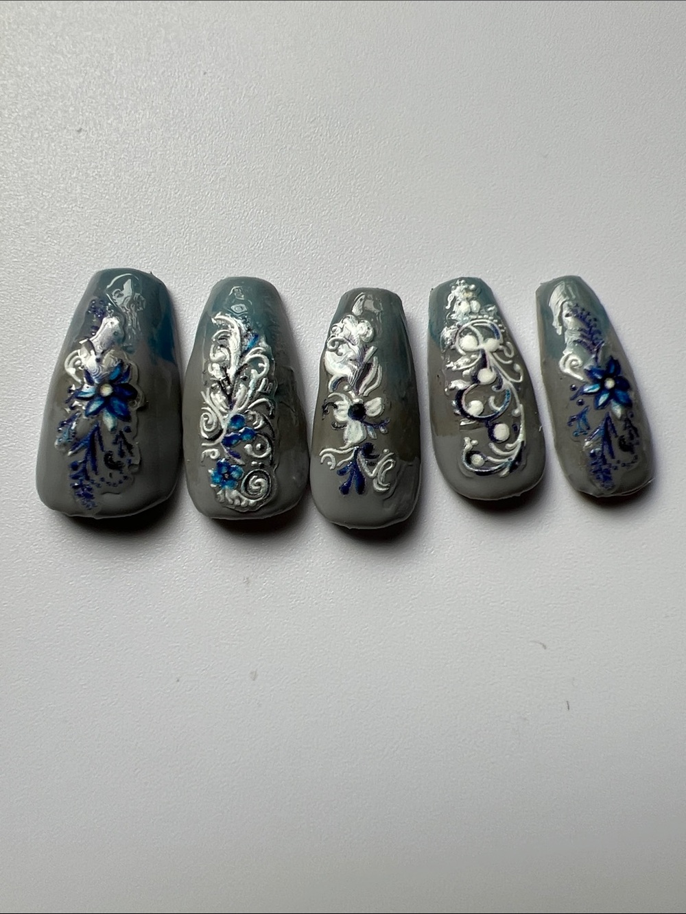 Press-On Nail Set - Gray Gradient Floral Accent